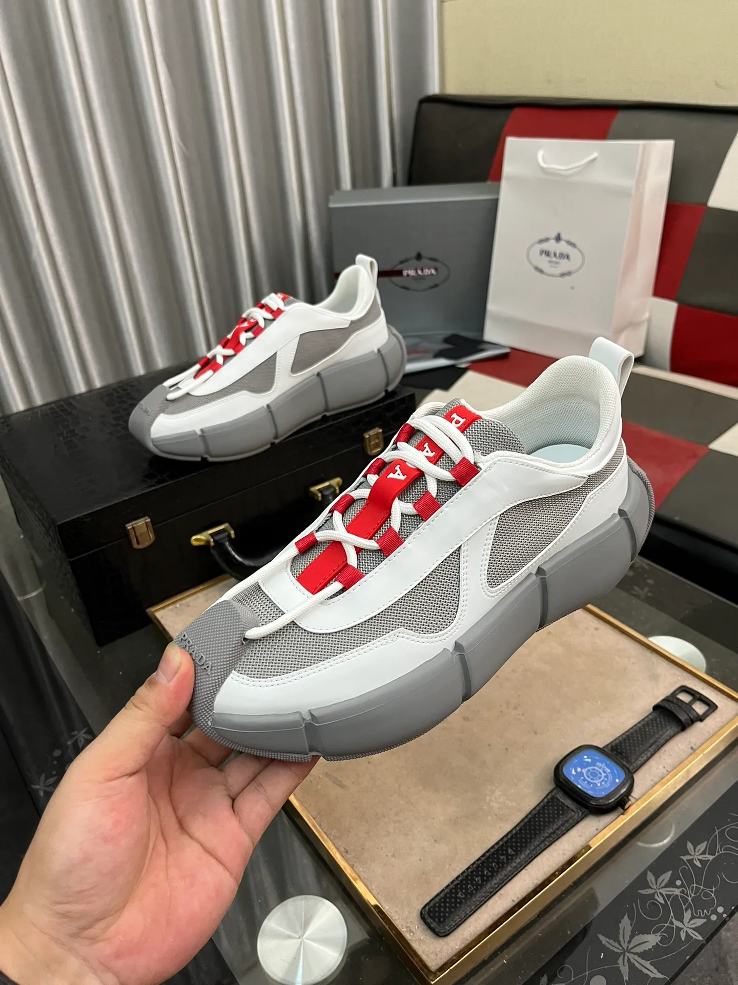 Men's shoes 💰540⌚️⌚️ PRADA/Prada men's lace-up casual sports shoes, the upper is made of cowhide leather and breathable mesh. It is soft, comfortable and breathable. The tongue is decorated with the PRADA brand letter logo. The thick rubber sole echoes the red label tongue. The style is fashionable and elegant. The details are carefully crafted. A super fashionable casual sports shoe with excellent breathability!  Size: 38-443️⃣Colors available